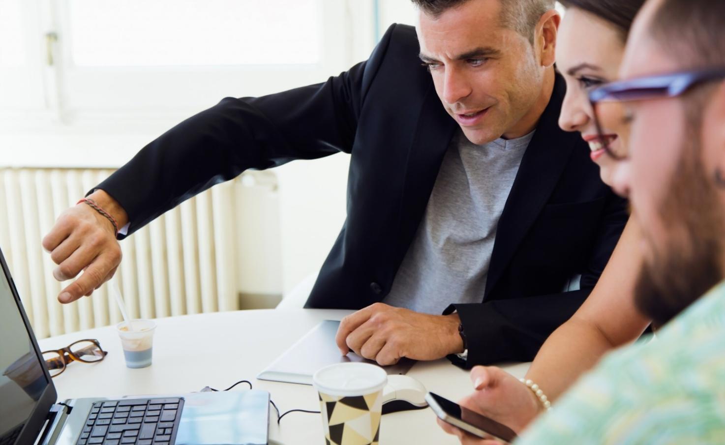 Kollaborative Arbeitsatmosphäre im halcythex-Büro