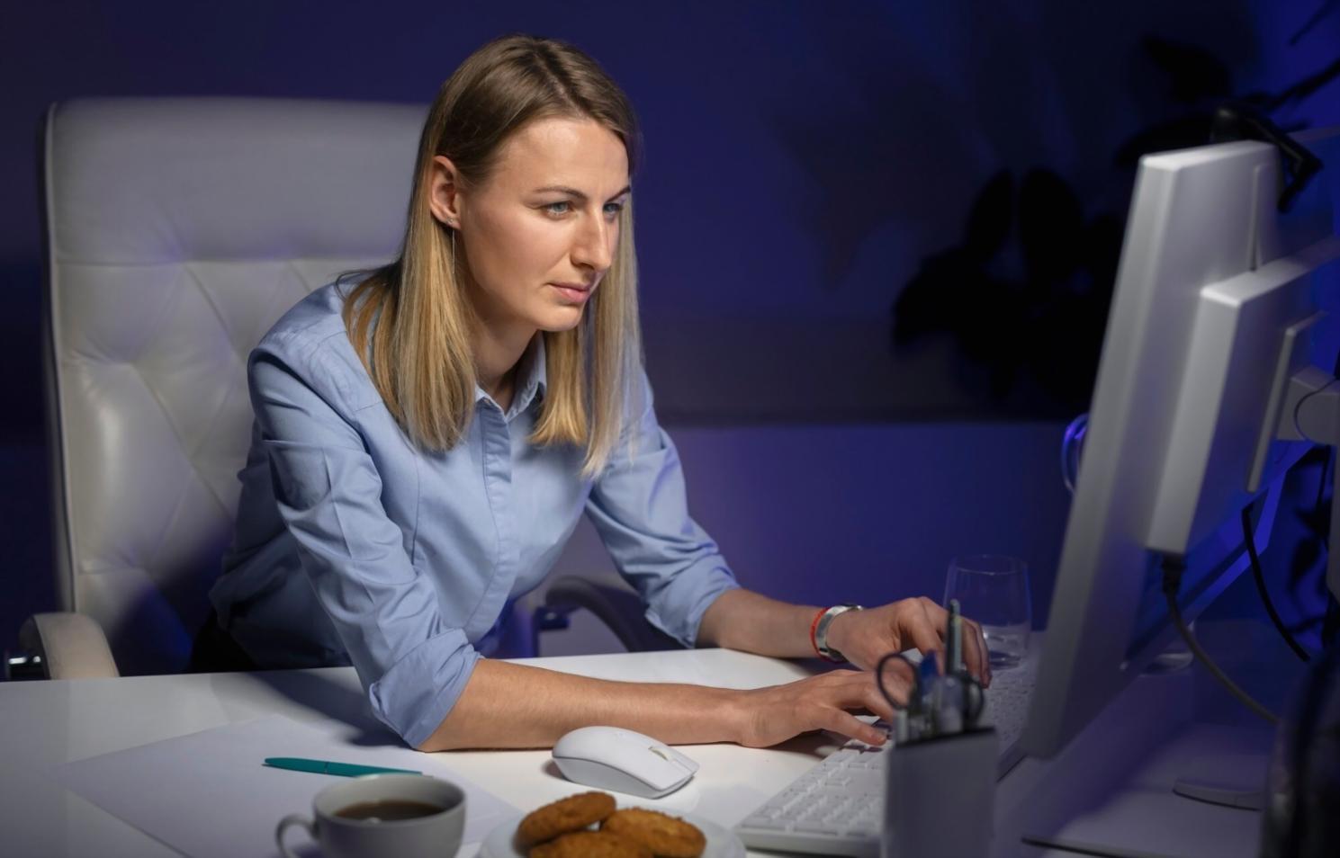 Arbeitsplatz mit mehreren Monitoren die Website-Layouts und Code zeigen